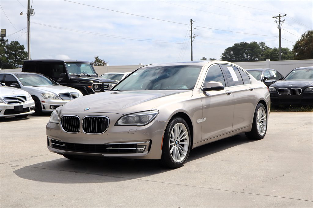 Used 2013 BMW 750i RWD image 3