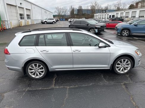 Used 2017 Volkswagen Golf SE image 5