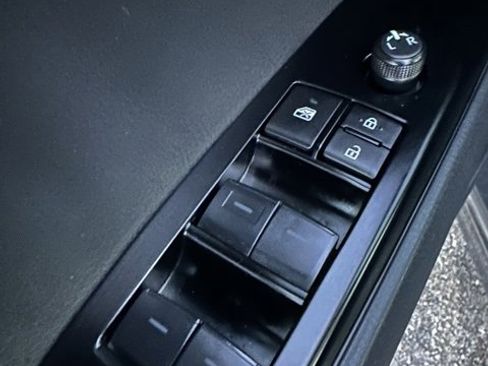 Used 2025 Toyota Camry SE w/ Convenience Package image 17