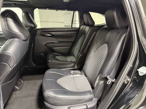 Used 2023 Toyota Highlander XSE image 18