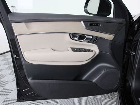 Certified 2025 Volvo XC90 T8 Plus AWD/4WD image 17