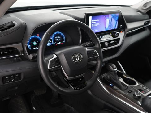 Used 2024 Toyota Highlander Limited AWD/4WD image 22