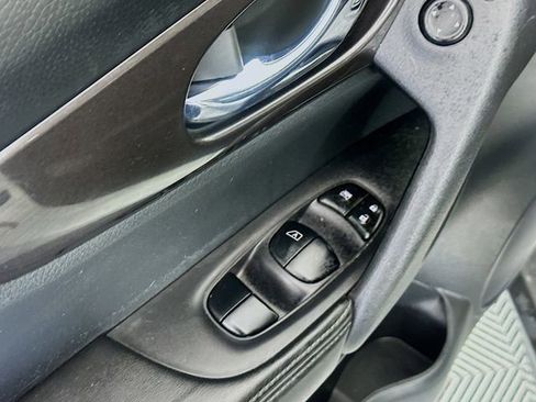 Used 2019 Nissan Rogue SV image 17