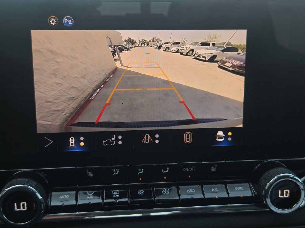 Used 2024 Chevrolet Colorado ZR2 w/ Technology Package AWD/4WD image 16
