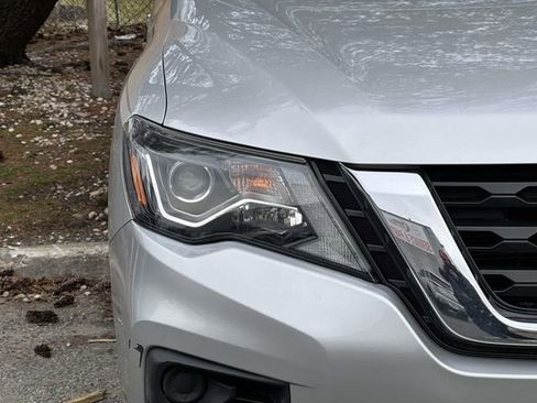 Used 2019 Nissan Pathfinder S image 9