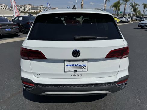 Used 2023 Volkswagen Taos SE w/ Panoramic Sunroof Package FWD image 9