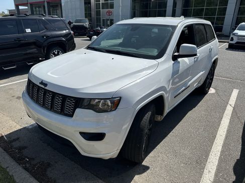 Used 2020 Jeep Grand Cherokee Altitude image 2