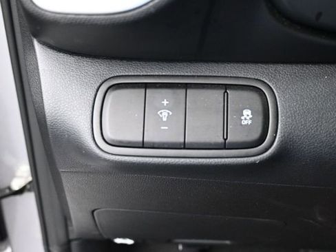 Used 2025 Hyundai Venue SEL FWD image 19