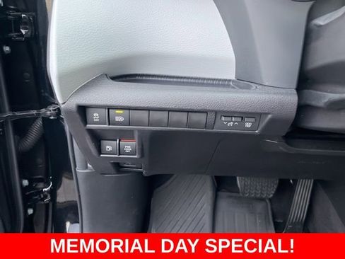 Used 2025 Toyota Sienna XLE FWD image 29