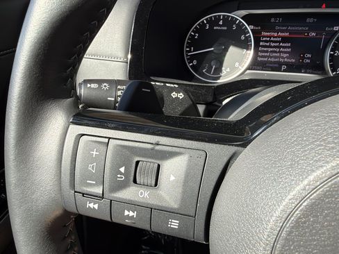 Used 2025 Nissan Pathfinder SL w/ SL Premium Package FWD image 29