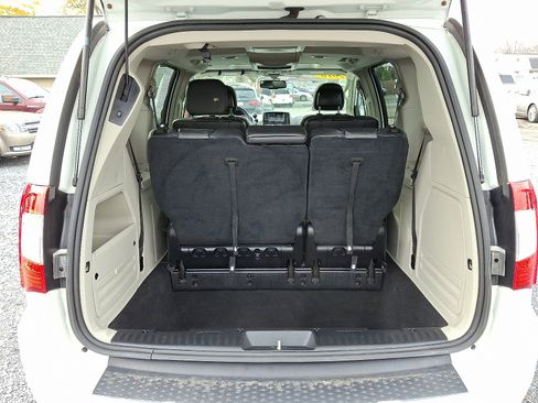 Used 2016 Chrysler Town & Country Touring-L image 28
