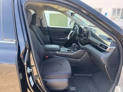 Used 2022 Toyota Highlander LE AWD/4WD image 27