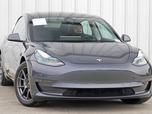 Used 2023 Tesla Model 3 Standard Range image 4