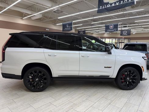 Used 2025 Cadillac Escalade V w/ LPO, ONYX Package image 11