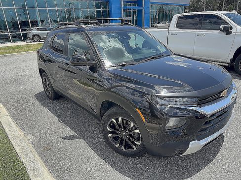 Certified 2023 Chevrolet TrailBlazer LT w/ Convenience Package FWD image 3