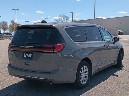 Used 2025 Chrysler Pacifica Select FWD image 5