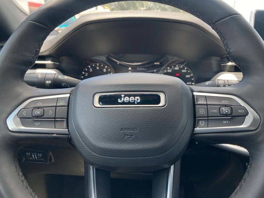 Used 2025 Jeep Compass Limited AWD/4WD image 16