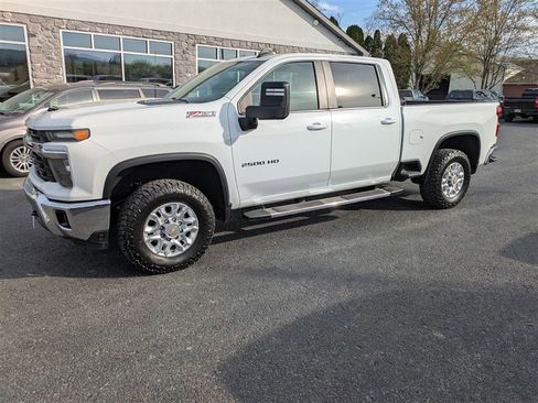 Used 2024 Chevrolet Silverado 2500 LT AWD/4WD image 3