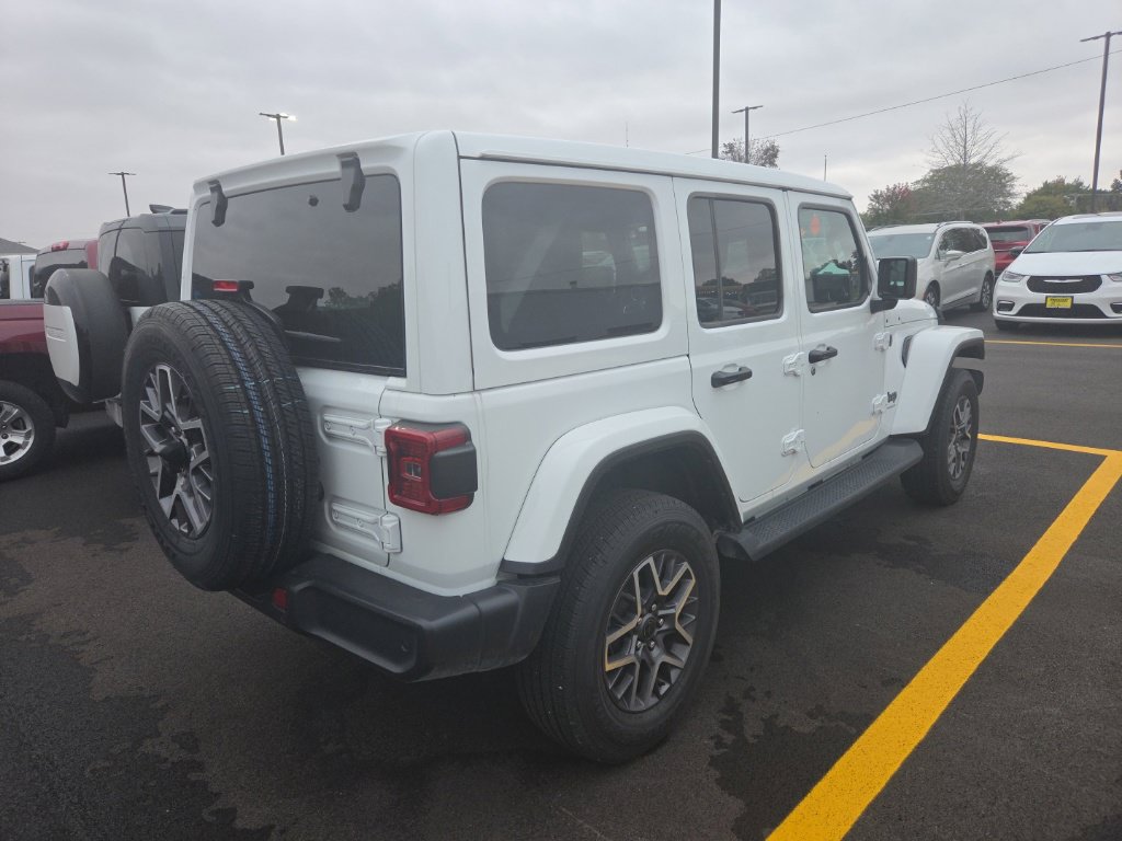 Used 2026 Jeep Wrangler Unlimited Sahara AWD/4WD image 2