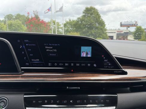 Used 2024 Cadillac Escalade Premium Luxury AWD/4WD image 23
