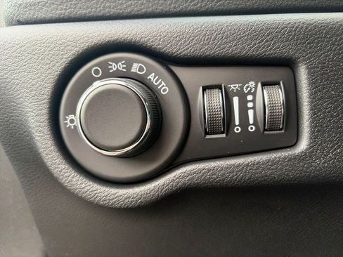 New 2027 Chrysler Pacifica Select FWD image 22