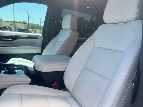 Used 2025 Chevrolet Tahoe Premier RWD image 17