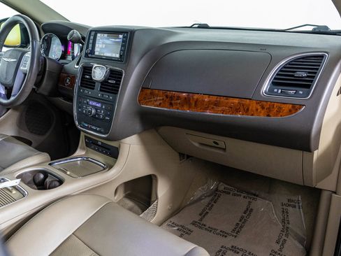 Used 2016 Chrysler Town & Country Touring-L w/ Driver Convenience Group image 49