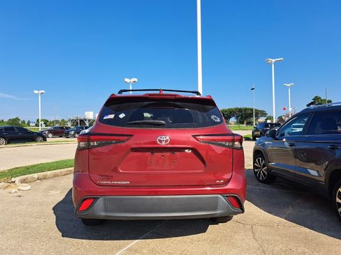 Used 2021 Toyota Highlander XLE FWD image 4