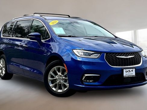 Used 2021 Chrysler Pacifica Touring-L w/ Uconnect Theater Family Group AWD/4WD image 3