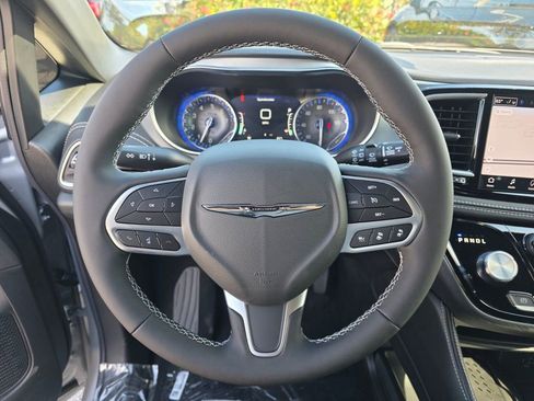 New 2026 Chrysler Pacifica Limited image 18