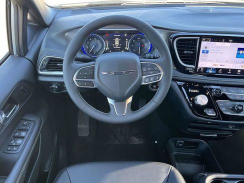 New 2026 Chrysler Pacifica Select image 14