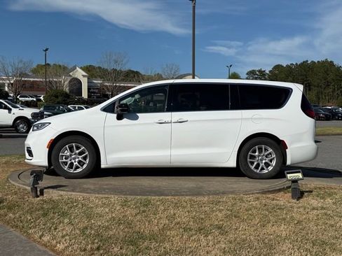 Used 2024 Chrysler Pacifica Touring-L image 4