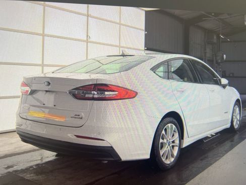 Used 2019 Ford Fusion SE image 2