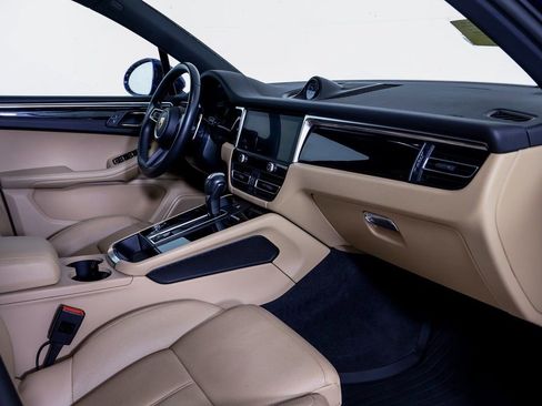 Certified 2023 Porsche Macan image 7