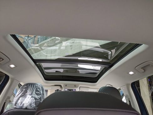 New 2025 Volkswagen Tiguan SE image 13