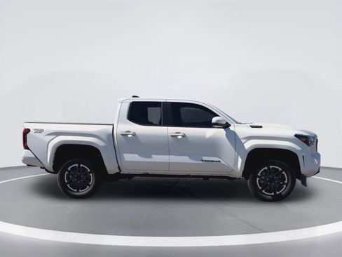 Used 2025 Toyota Tacoma TRD Sport w/ TRD Sport Upgrade Package AWD/4WD image 9