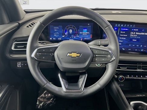 Used 2025 Chevrolet Traverse LT image 11