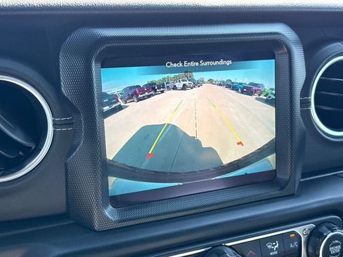 Used 2022 Jeep Wrangler Unlimited Sahara w/ LED Lighting Group AWD/4WD image 26
