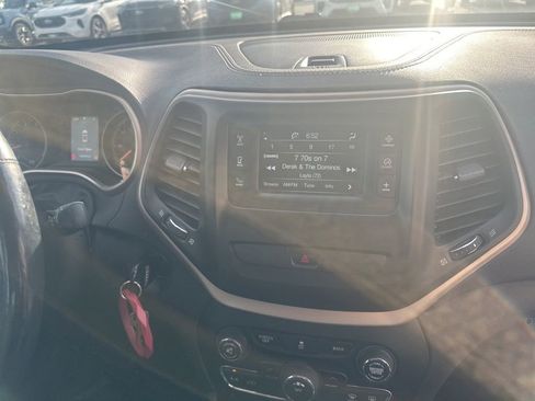 Used 2015 Jeep Cherokee Sport w/ Cold Weather Group AWD/4WD image 8
