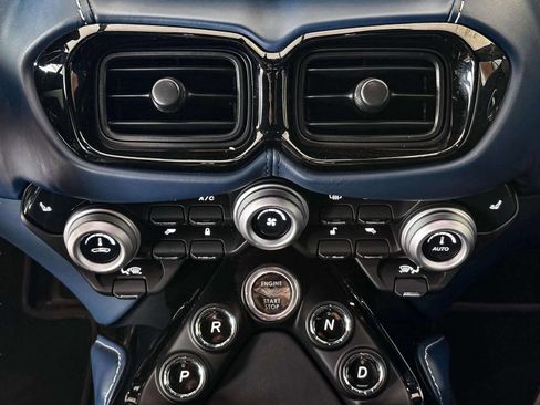 Used 2023 Aston Martin V8 Vantage Roadster image 30