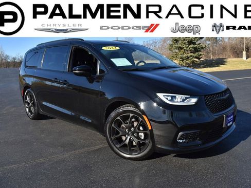 Used 2024 Chrysler Pacifica Limited w/ Uconnect Theater Family Group image 1