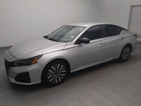 Used 2024 Nissan Altima 2.5 SV FWD image 2