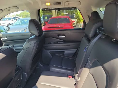 Used 2023 Nissan Pathfinder SL AWD/4WD image 14