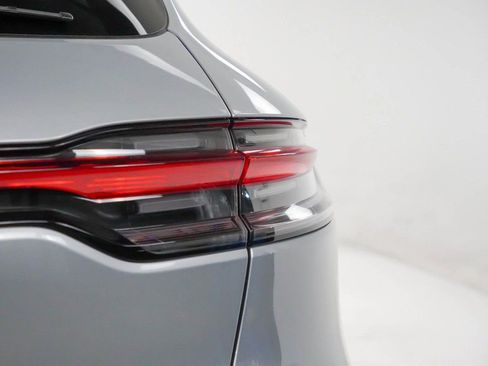 Certified 2025 Porsche Macan AWD/4WD image 12