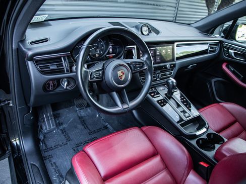 Certified 2023 Porsche Macan Turbo image 4