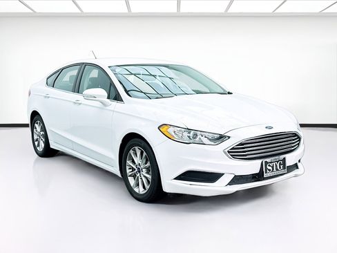 Used 2017 Ford Fusion SE w/ Fusion SE Technology Package image 3