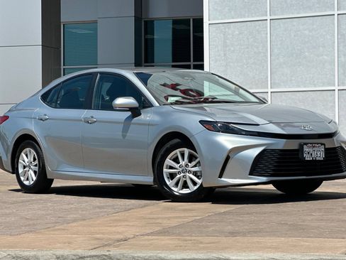 Used 2025 Toyota Camry LE AWD/4WD image 2