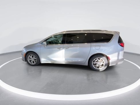 Used 2018 Chrysler Pacifica Limited image 5