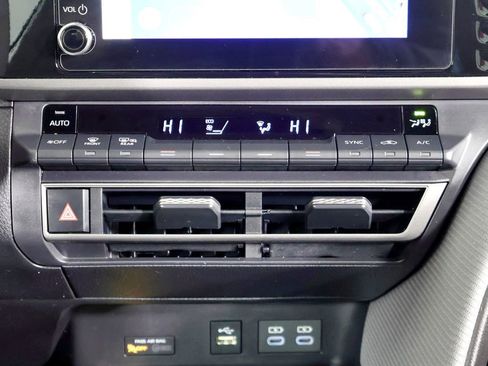 Used 2025 Toyota Camry SE AWD/4WD image 37