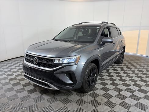 Used 2022 Volkswagen Taos SE AWD/4WD image 2